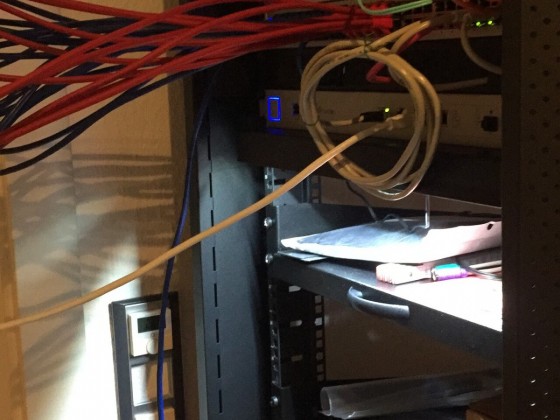 Netzwerk Kabel Vorbereitung für den Serverschrank