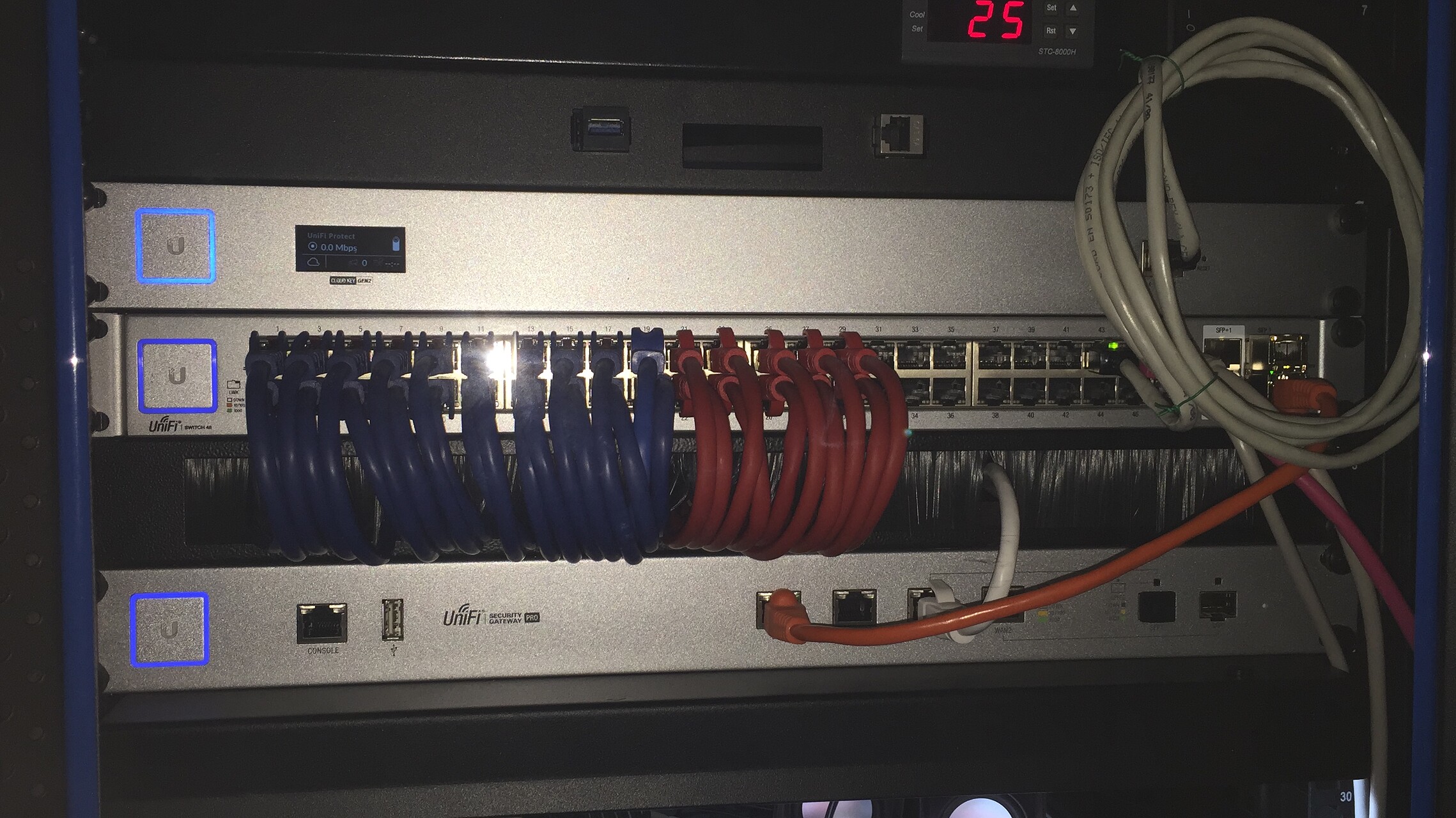 Rote Netzwerkleitungen sind für Geräte im Netzwerkschrank