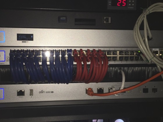 Rote Netzwerkleitungen sind für Geräte im Netzwerkschrank
