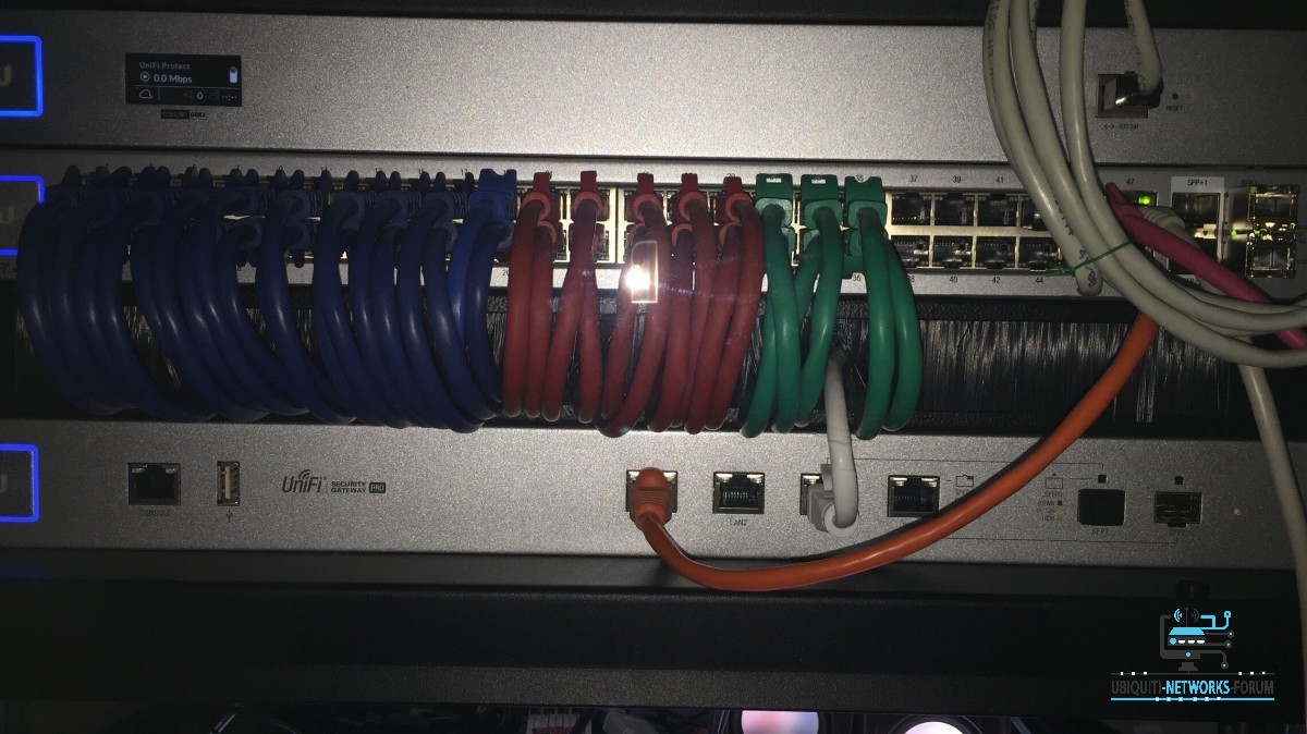 Grüne Netzwerkleitungen sind für die 2 Server