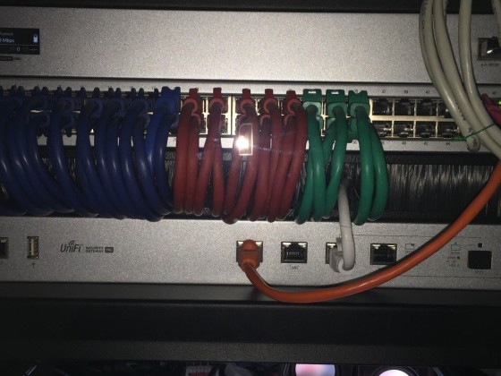 Grüne Netzwerkleitungen sind für die 2 Server