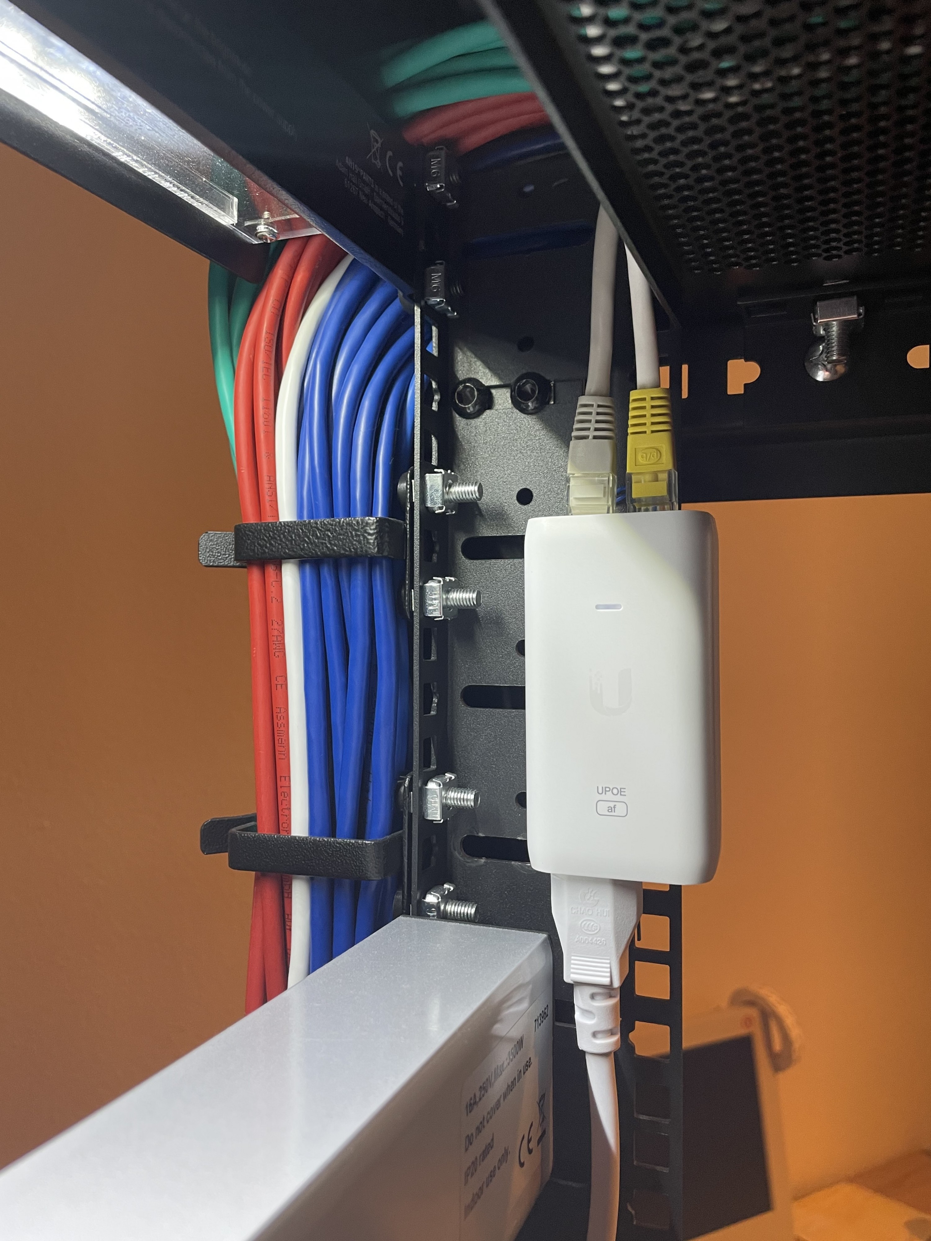 Netzwerk Kabel führung & PoE Injektor