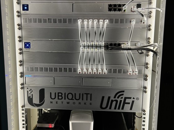 Mein Server Rack nach UNVR Update und neuem Modem jetzt Gigabit Internet😜